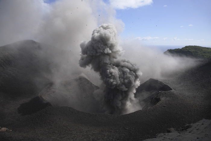 火山爆发烟雾喷发摄影图