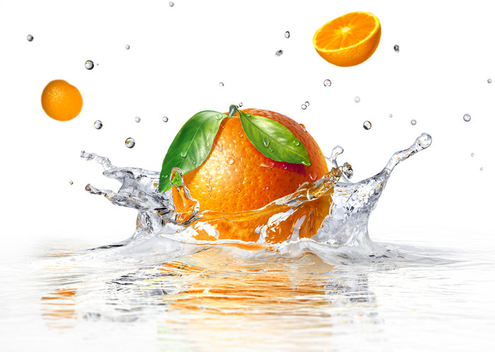 落入水中的橙子