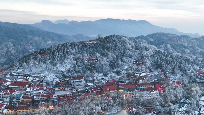 冬季雪景庐山雪景雪山山顶村庄雪景4K航拍