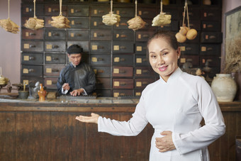 在药店里接客的传统医师