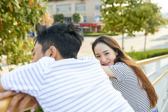 在栏杆<strong>上</strong>趴着聊天的<strong>男女</strong>