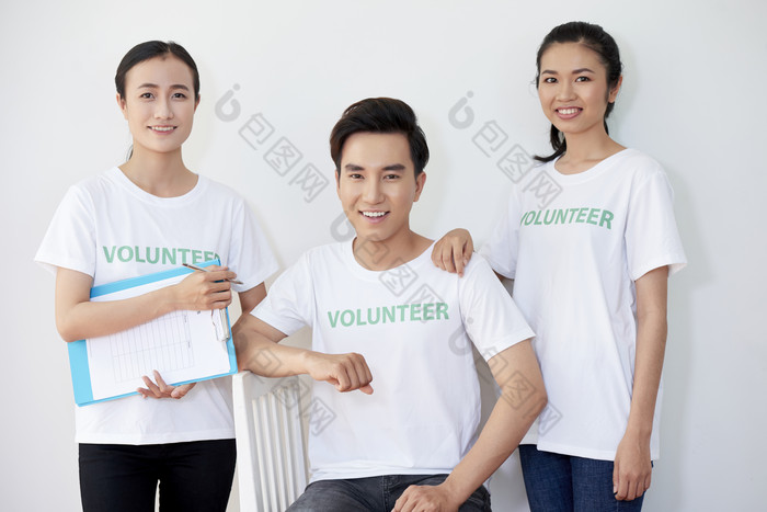 三个志愿者人物摄影图