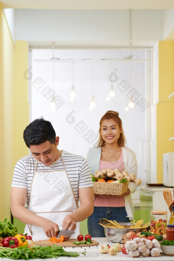 夫妻厨房做饭场景