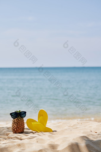 海滩上休闲吃菠萝