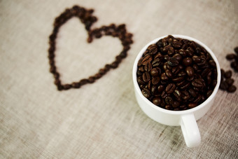 咖啡豆摆成心形的样子创意摄影