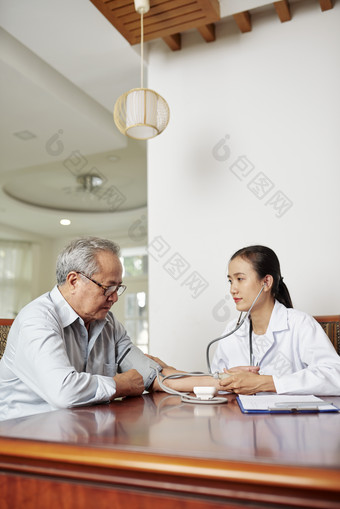 医生给老人测量血压