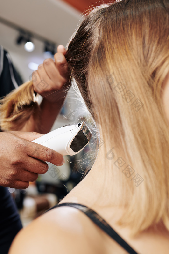 用理发推子推头发的特写镜头