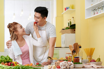 在厨房做饭的恩爱夫妻