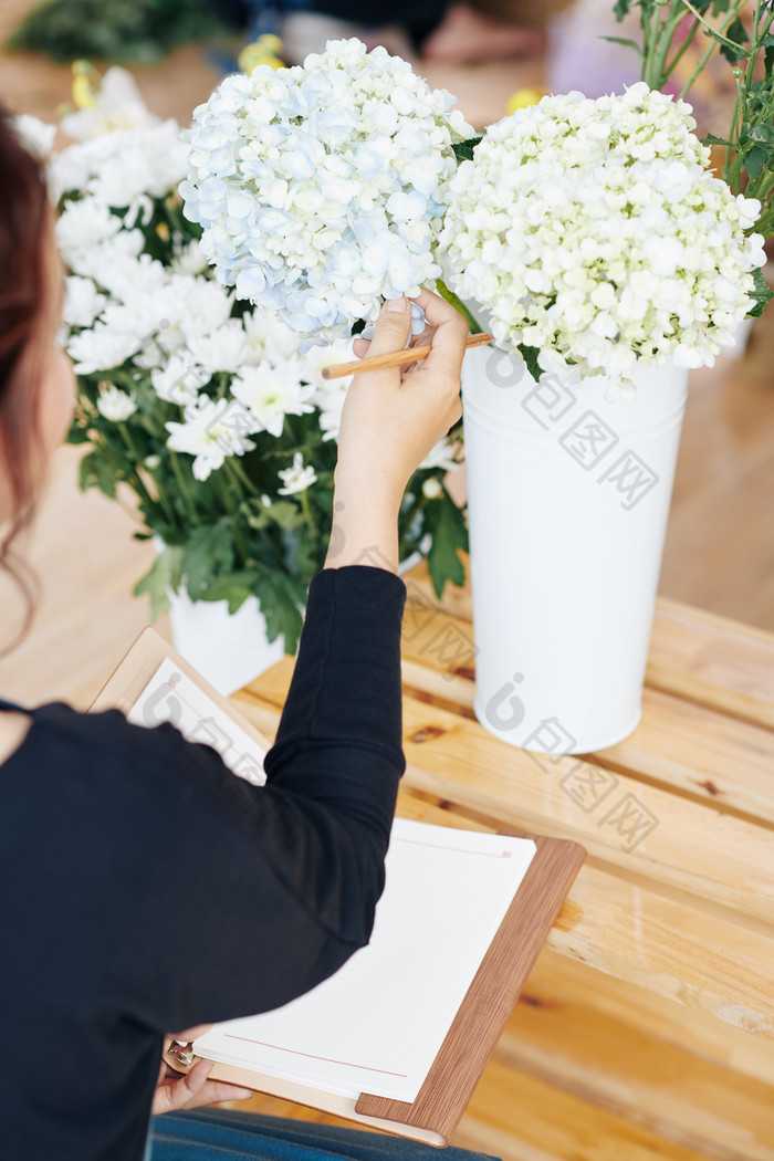 记录花的状态的美女