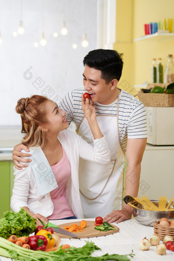 在厨房准备食物的夫妻