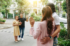 挥手告别的夫妻摄影图