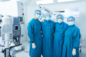 手术室里团结一致的医疗团队
