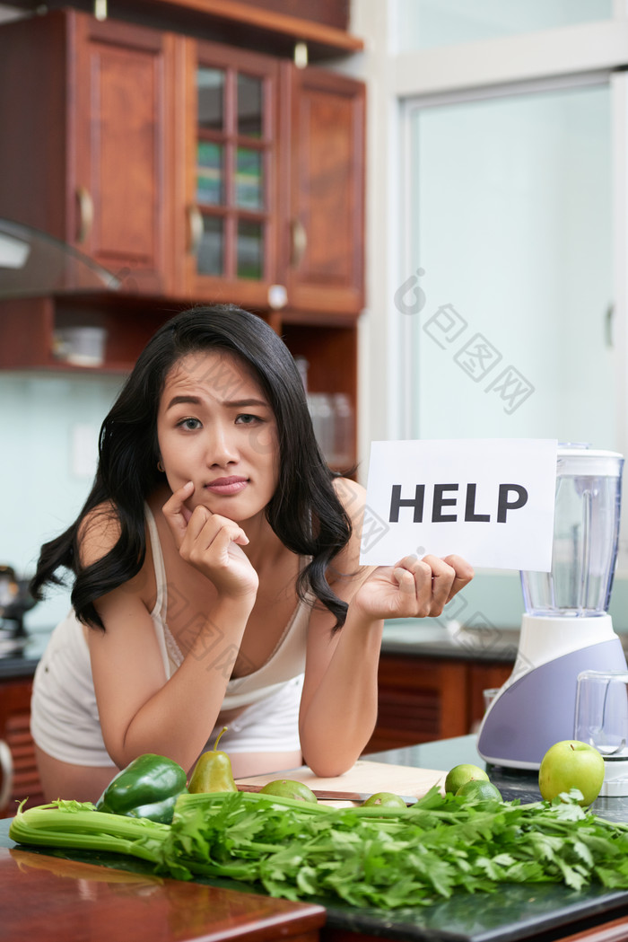 请求帮助做饭的女人