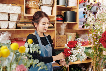 花店插花的女店员