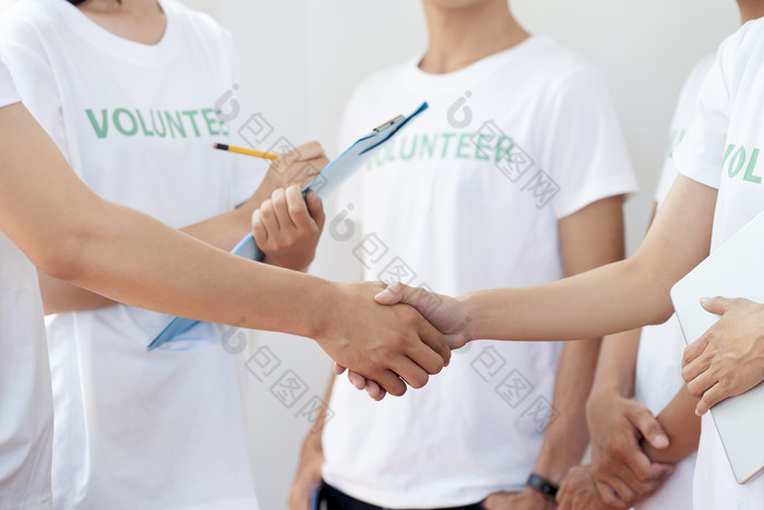 握手合作的志愿者