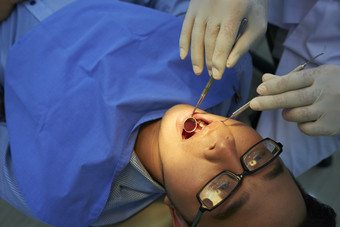 <strong>牙医</strong>用口镜和牙科探针看牙