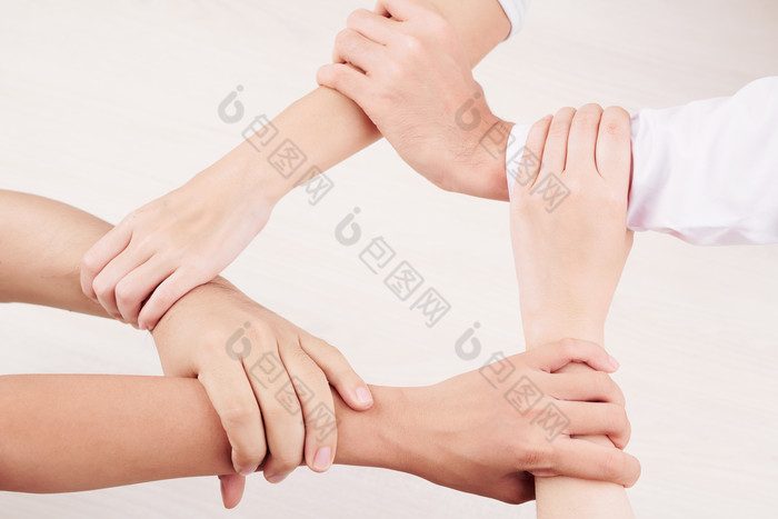 抓手腕人物手势