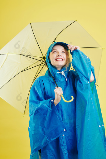 下雨天打雨伞的女孩