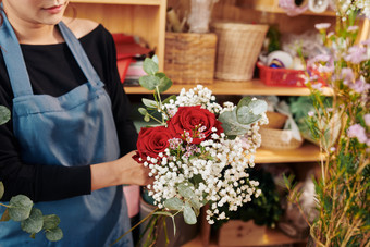 花店拿着鲜花的<strong>店员</strong>