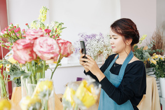 女人花店室内<strong>一个</strong>