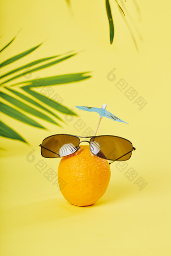创意摄影拟人化在<strong>海滩</strong>上的橘子