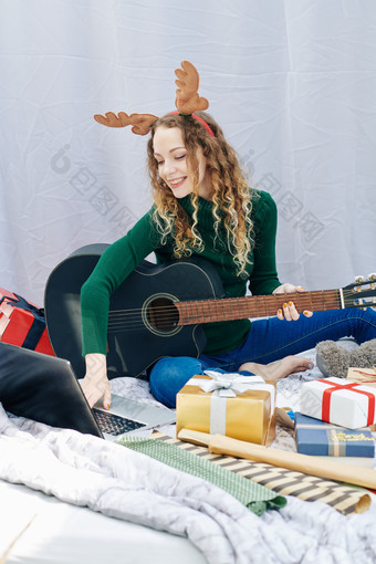 弹吉他的圣诞节女孩