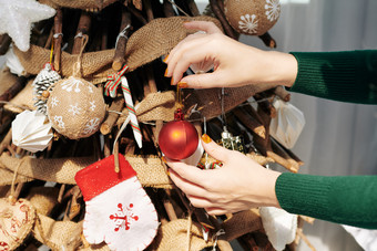 圣诞树装饰圣诞球摄影图