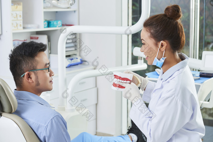 医生教病人如何刷牙