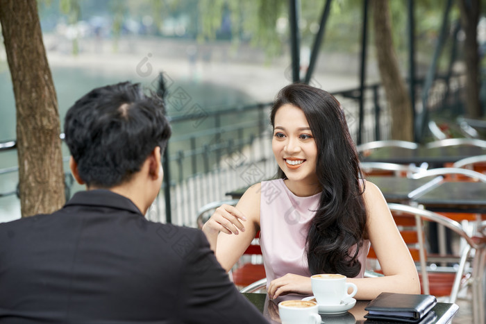 咖啡馆聊天的女人笑脸