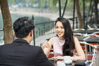 咖啡馆聊天的女人笑脸