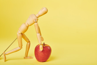 人体模型拾起苹果