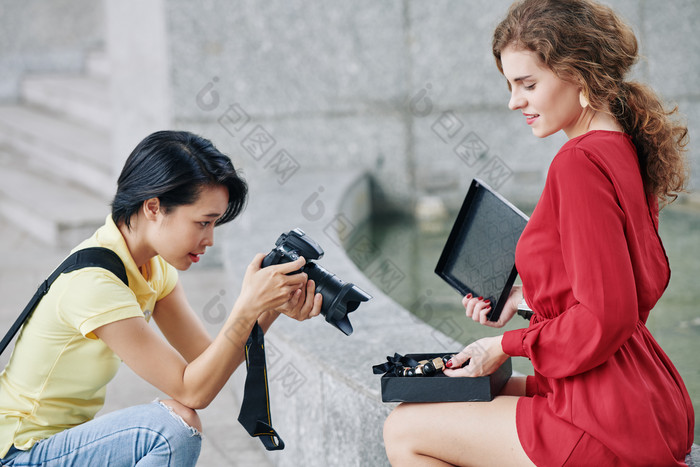 女人的相机设备的户外