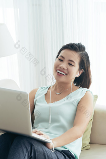 戴耳机玩电脑的女人