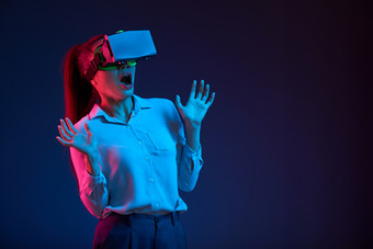 戴VR眼镜惊恐的女人