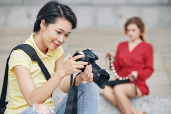 女人微笑的<strong>相机</strong>设备的