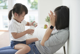 居家玩耍的母女<strong>摄影图</strong>