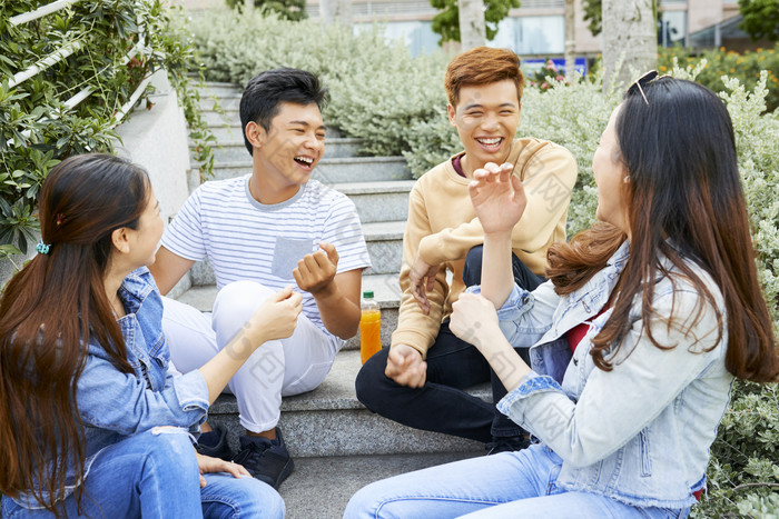 在楼梯上聊天的男女学生