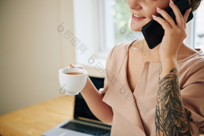 举着茶杯打电话的女生