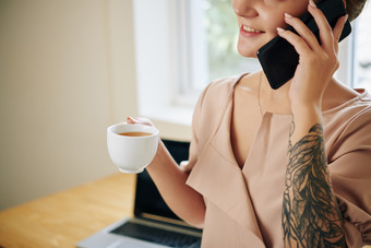 举着茶杯打电话<strong>的</strong>女生