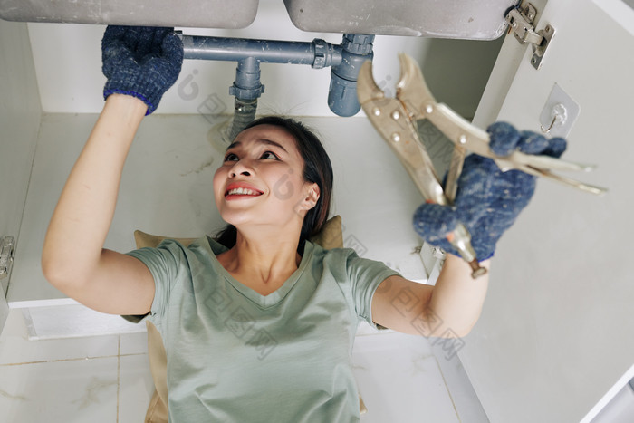 包图网提供精美好看的修水管道的女生素材免费下载,本