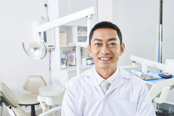 牙科诊所的男医生