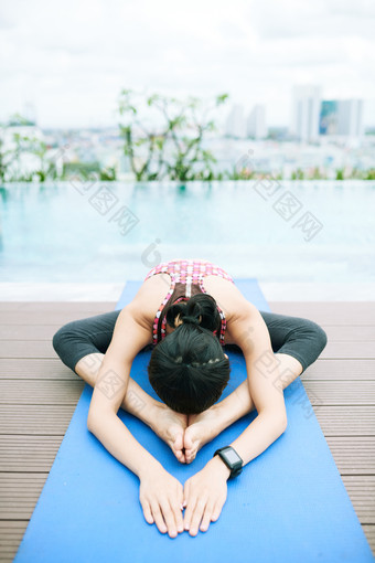 在瑜伽垫上做有氧运动的人