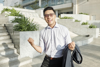 户外握拳兴奋的商务男人