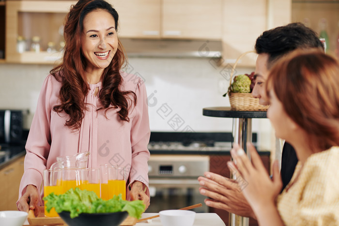 招待客人的妇女