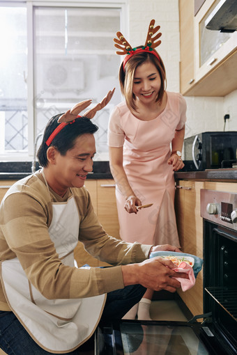 年轻夫妻微波炉取出食物