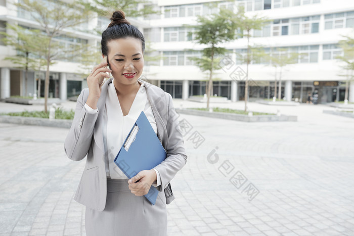 在室外打电话的女士