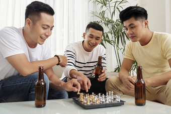 喝啤酒下象棋的男孩