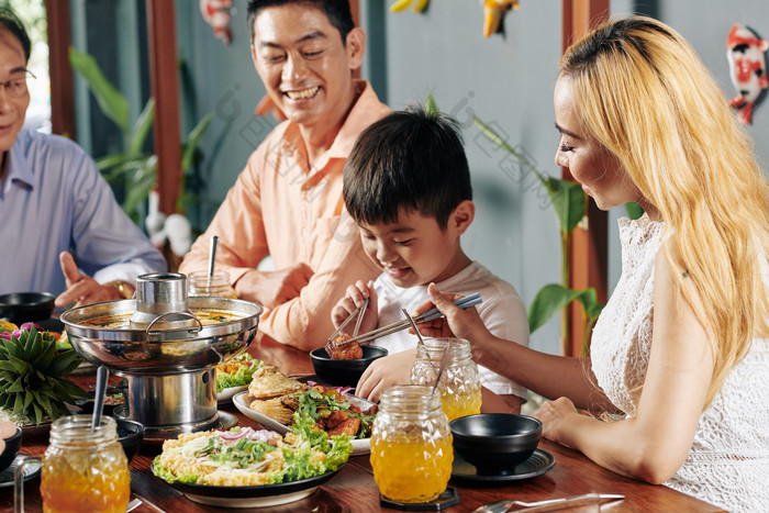 东南亚一家人用餐场景