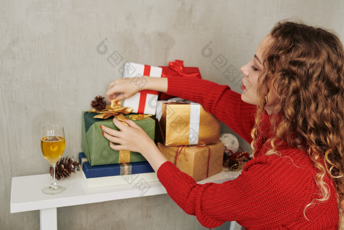 拆圣诞礼物的美女