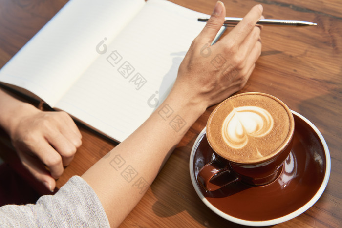 喝咖啡写日记人物